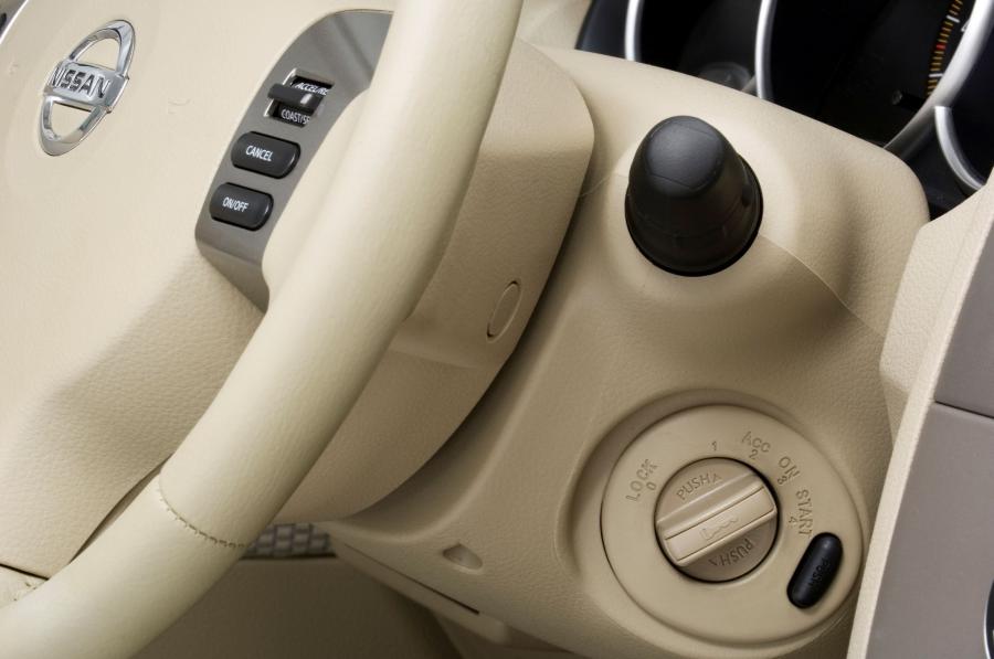  Nissan Tiida Sedan 2005 года  (фото 28 из 50)